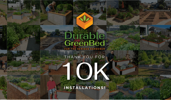 Imagen de varios kits de jardineras elevadas de Durable GreenBed con el logotipo y el texto que anuncia las más de 10 000 instalaciones