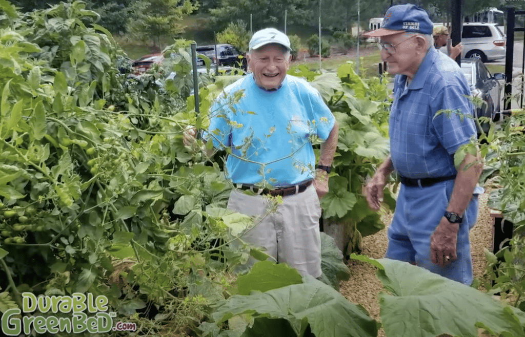 Tercera edad en jardín