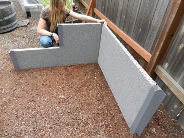 femme assemblant un lit de jardin surélevé par un lit vert durable