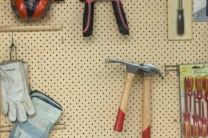 outils sur un mur